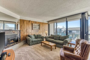 テレビ、暖炉、DVD プレーヤー、書斎 / ワークスペース