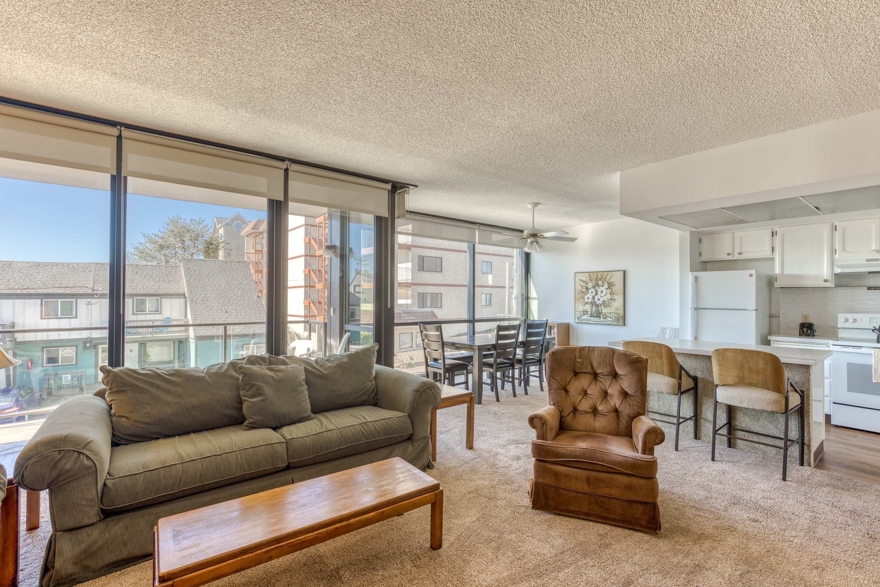 Televisio, takka, DVD-soitin, työhuone