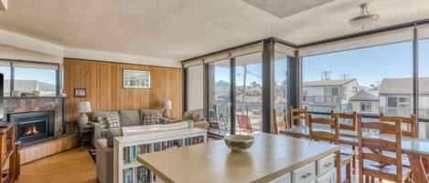 Televisión, chimenea, reproductor de DVD y oficina