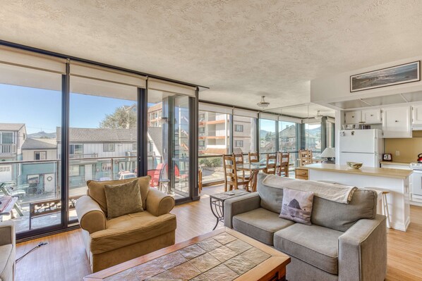 Télévision, cheminée, lecteur de DVD, espaces bureaux