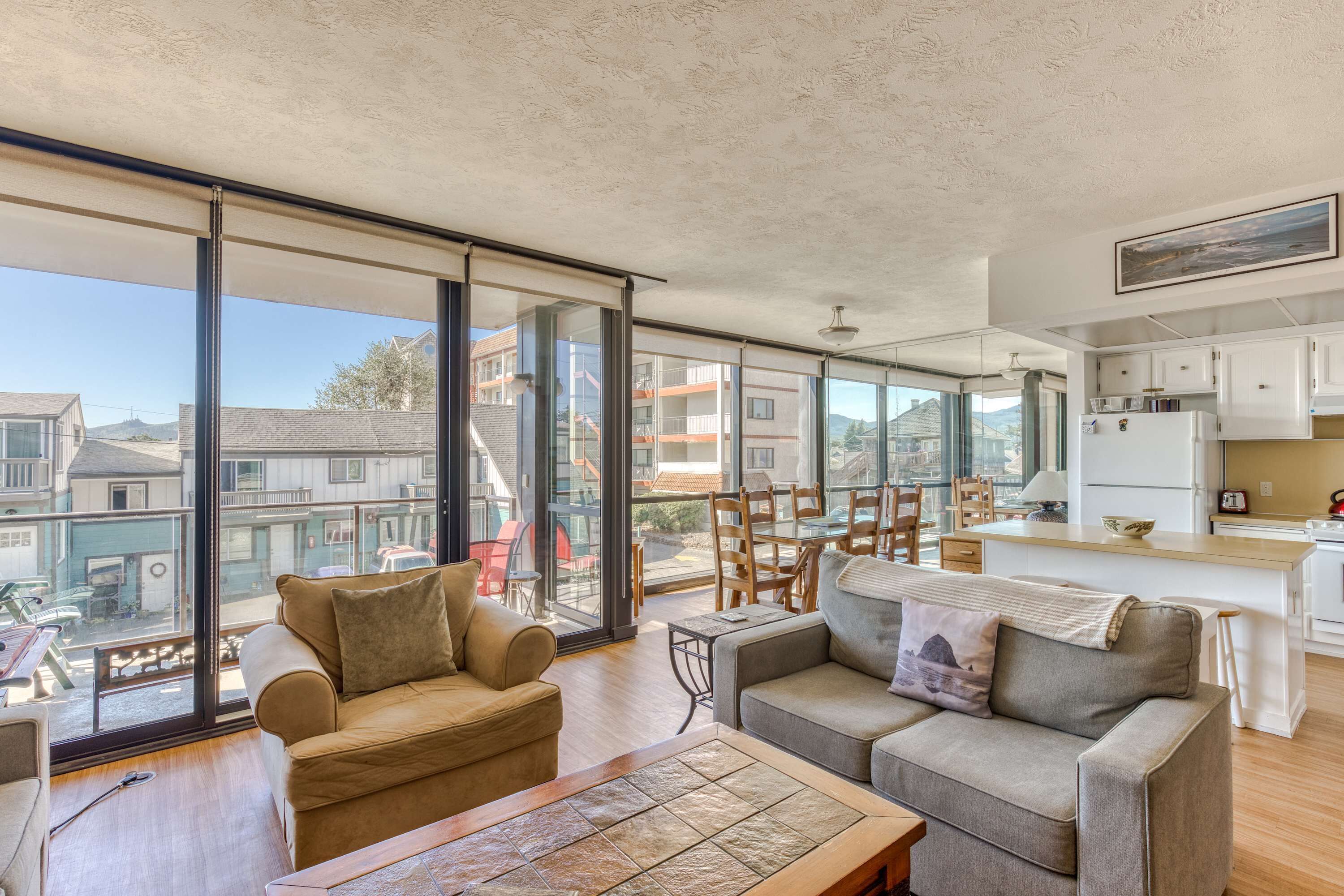 Televisión, chimenea, reproductor de DVD y oficina 