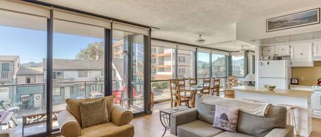 TV, peis, DVD-spiller og kontorer