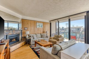 Televisio, takka, DVD-soitin, työhuone