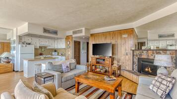 Televisión, chimenea, reproductor de DVD y oficina