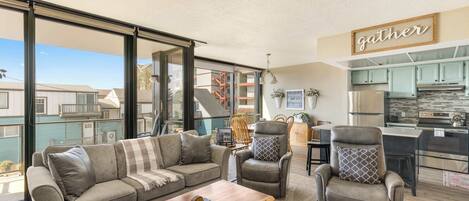 Televisión, chimenea, reproductor de DVD y oficina