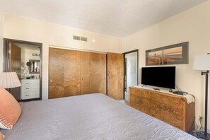 2 bedrooms, iron/ironing board, WiFi, bed sheets - Sand & Sea (118) Shore Thing - Oceanside Charm (Seaside)