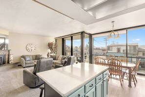 Interior - Sand & Sea (118) Shore Thing - Oceanside Charm (Seaside)