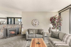 Televisión, chimenea, reproductor de DVD y oficina 