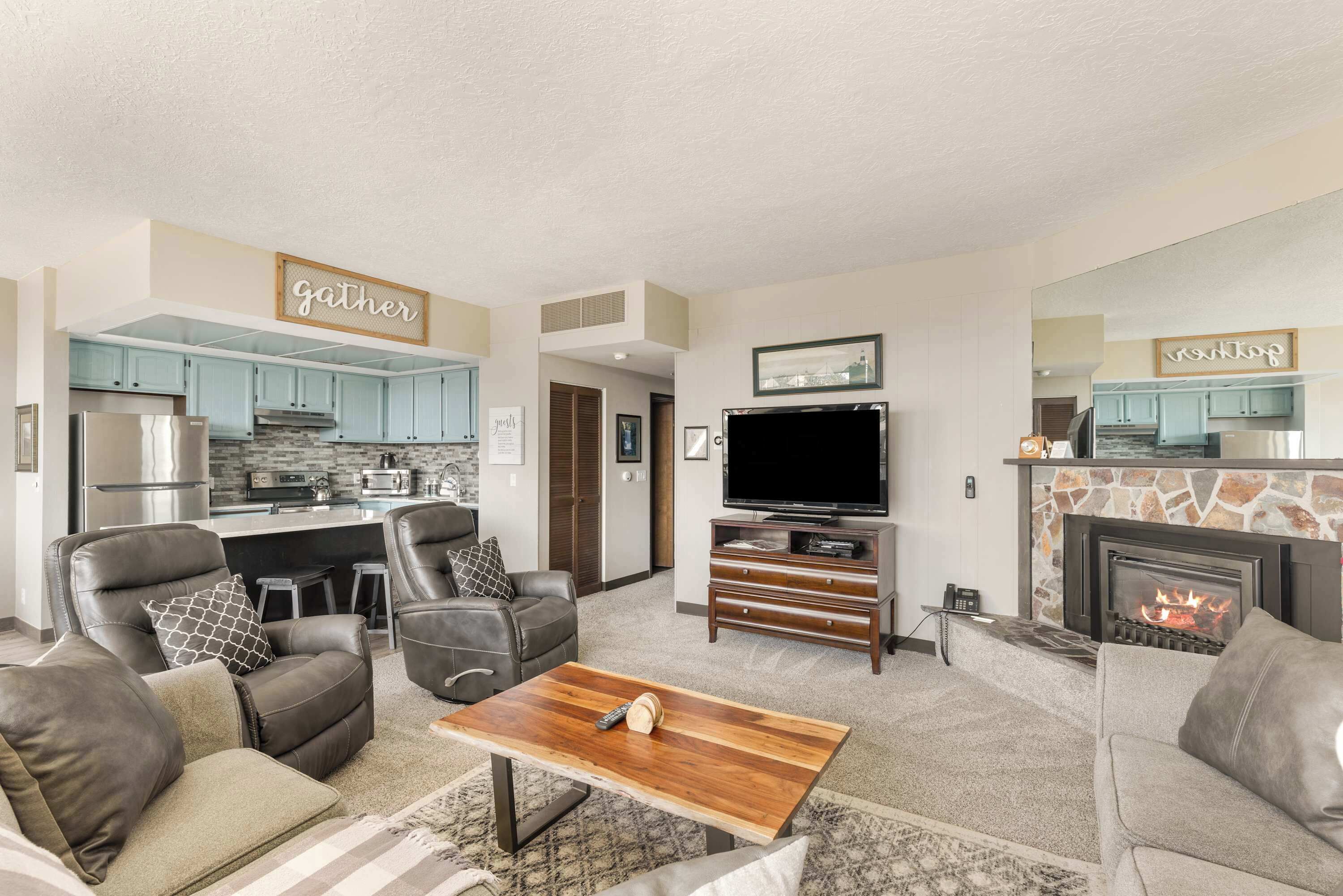 Televisio, takka, DVD-soitin, työhuone