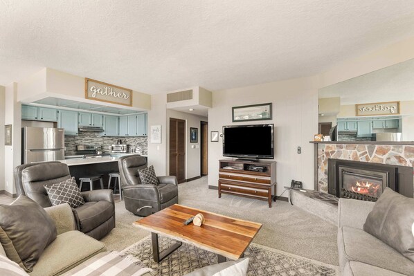 TV, fireplace, DVD player, offices - Sand & Sea (118) Shore Thing - Oceanside Charm (Seaside)