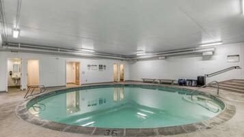 Innendørsbasseng