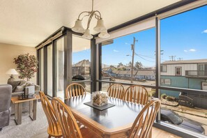 Dining - Sand & Sea (118) Shore Thing - Oceanside Charm (Seaside)