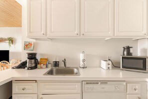 Kylskåp, mikrovågsugn, ugn och spishäll