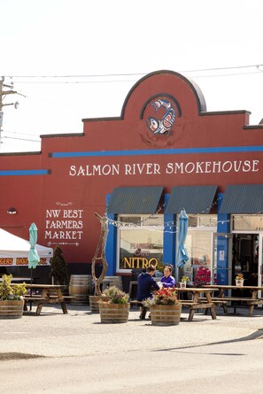 Outdoor dining - Sand & Sea (210) Agate Hunter - Cozy Ocean View (Seaside)