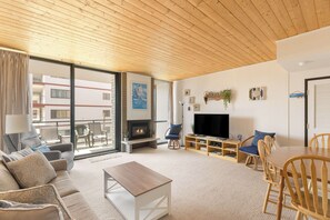 Tv, eldstad, dvd-spelare och kontor