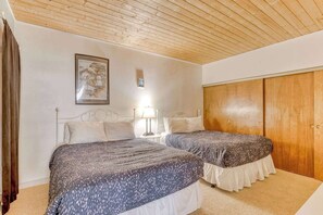 1 bedroom, iron/ironing board, WiFi, bed sheets - Sand & Sea (210) Agate Hunter - Cozy Ocean View (Seaside)