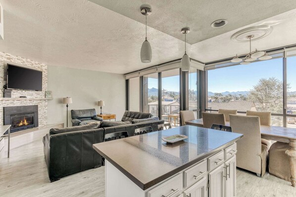 Televisión, chimenea, reproductor de DVD, oficina