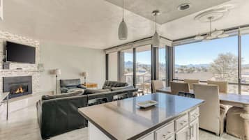 Televisión, chimenea, reproductor de DVD y oficina