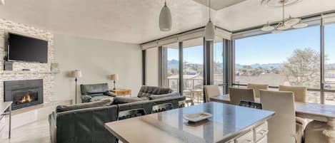 Televisión, chimenea, reproductor de DVD y oficina