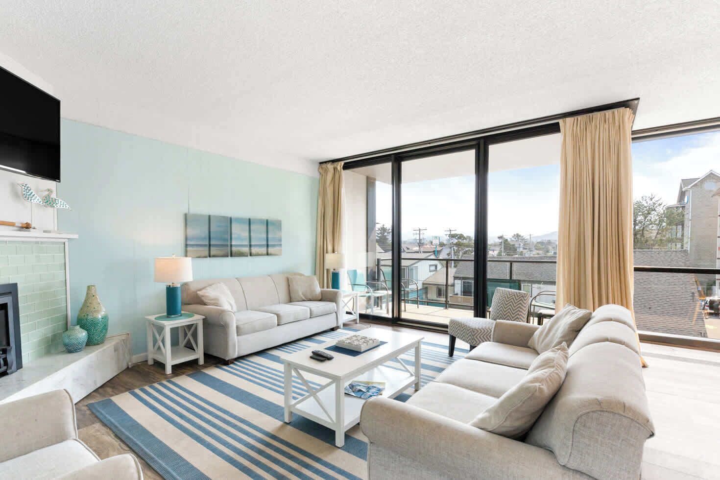 تلفزيون، مدفأة، مشغل دي في دي، مكتب