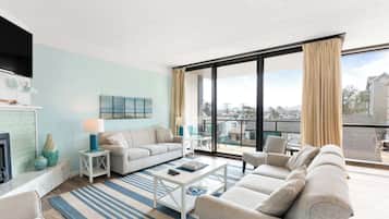 Tv, eldstad, dvd-spelare och kontor