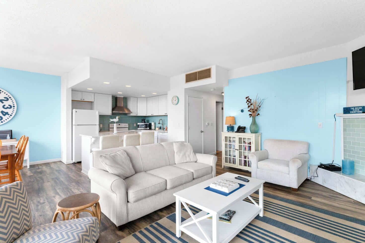 Télévision, cheminée, lecteur de DVD, espaces bureaux