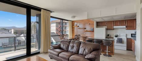 TV, peis, DVD-spiller og kontorer