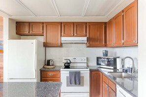 Fridge, microwave, oven, stovetop - Sand & Sea (218) Rare Ruby - Beach View, Sauna (Seaside)