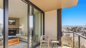 Ein Balkon mit einer Couch, Stühlen und einem Tisch.