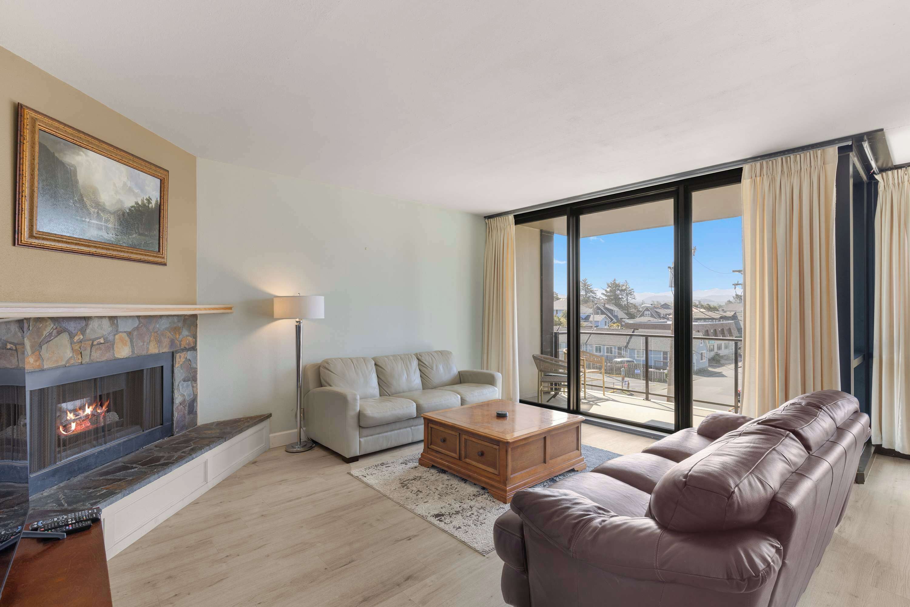 Tv, eldstad, dvd-spelare och kontor