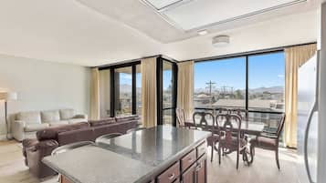 Tv, eldstad, dvd-spelare och kontor