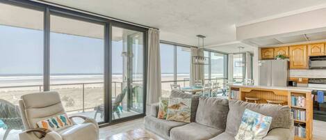 Télévision, cheminée, lecteur de DVD, espaces bureaux