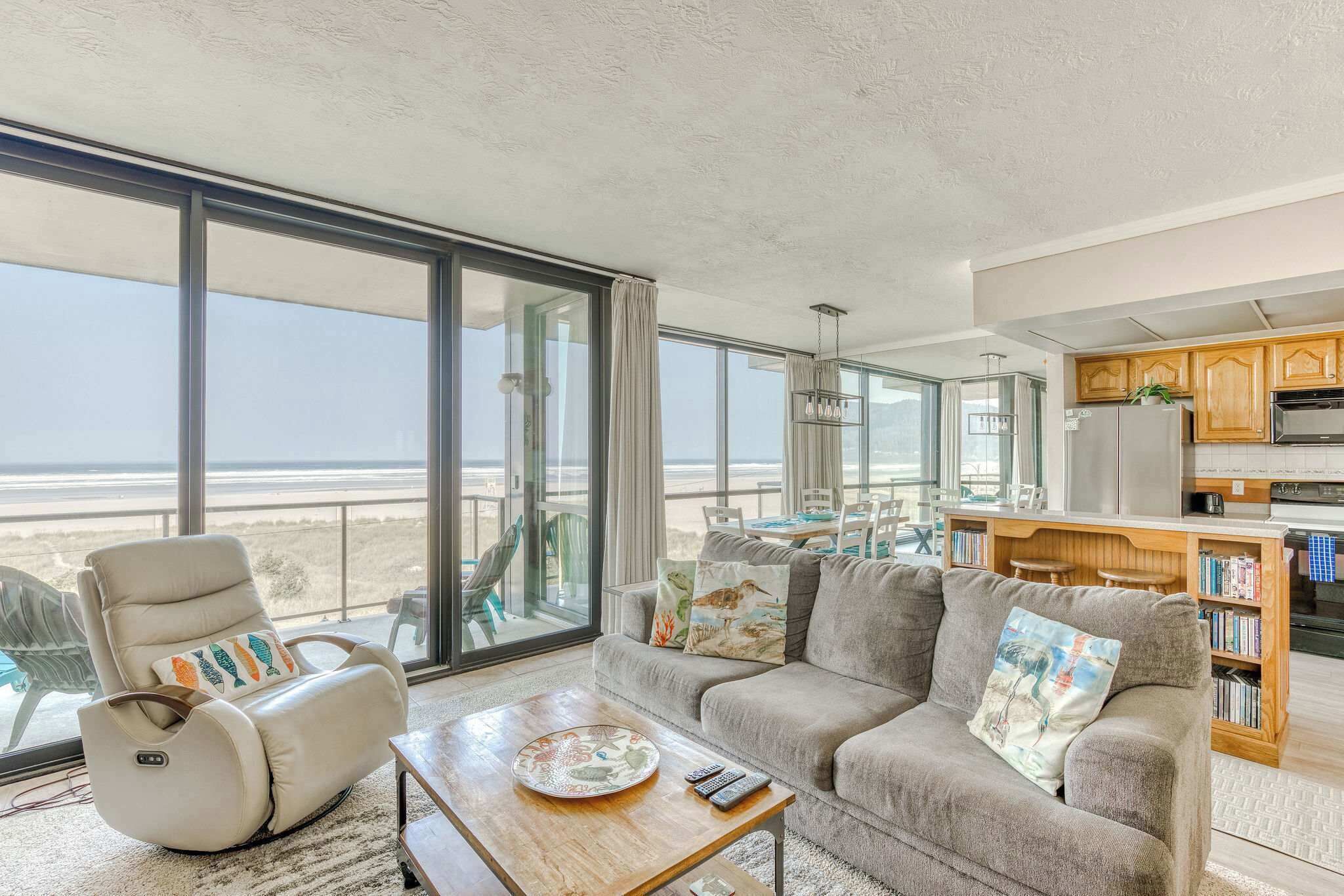 Een televisie, een open haard, een dvd-speler en een kantoor