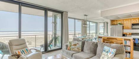 Een televisie, een open haard, een dvd-speler en een kantoor