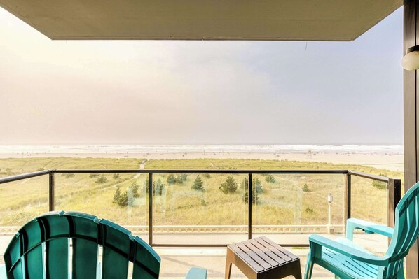 Property grounds - Sand & Sea (304) Retro Chic - Beachfront Retreat (Seaside)