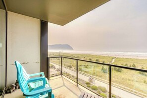 Property grounds - Sand & Sea (304) Retro Chic - Beachfront Retreat (Seaside)