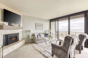 Televisión, chimenea, reproductor de DVD y oficina 