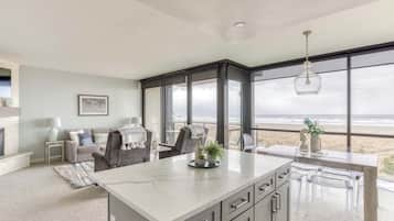 Televisión, chimenea, reproductor de DVD y oficina