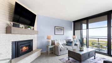 Televisión, chimenea, reproductor de DVD y oficina