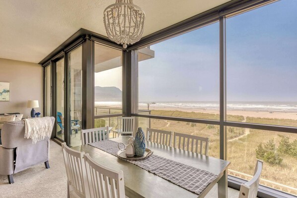 Dining - Sand & Sea (306 308) - 2x Luxury Oceanfront condos (Seaside)