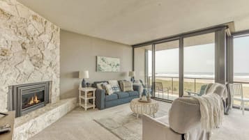 Televisión, chimenea, reproductor de DVD y oficina