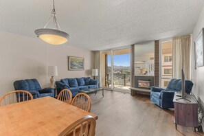 TV, fireplace, DVD player, offices - Sand & Sea (310) Driftwood - Oceanfront Pet Friendly (Seaside)