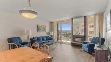 Una televisión, una chimenea, un reproductor de DVD, una oficina