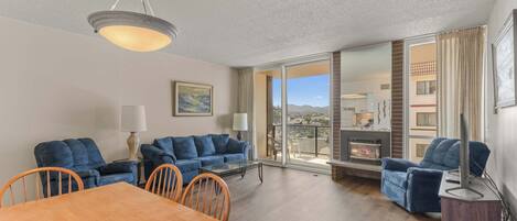 Televisión, chimenea, reproductor de DVD y oficina