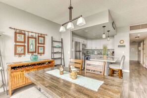 Dining - Sand & Sea (312) Coastal Range - Pet Friendly (Seaside)