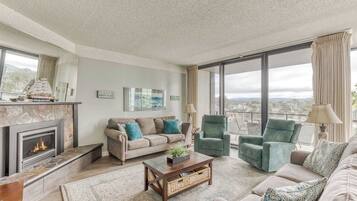 Televisie, een open haard, een dvd-speler en een kantoor