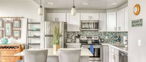 Refrigerador, microondas, horno, placa de cocina