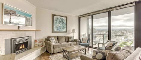 Una televisión, una chimenea, un reproductor de DVD, una oficina