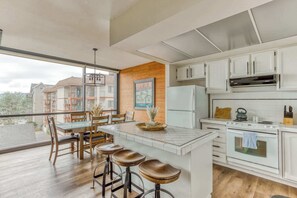 Réfrigérateur, four à micro-ondes, un four, surface de cuisson