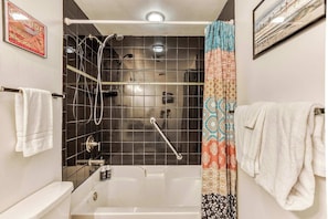 Douche, sĂšche-cheveux, serviettes fournies, shampoing